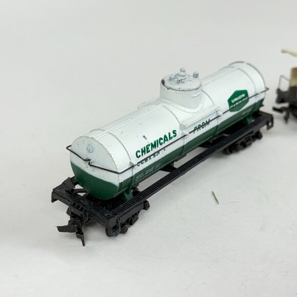 Vintage HO Scale Train Cars Union Carbide Chemical Tanker & Spirit of 76 Caboose - Picture 3 of 7